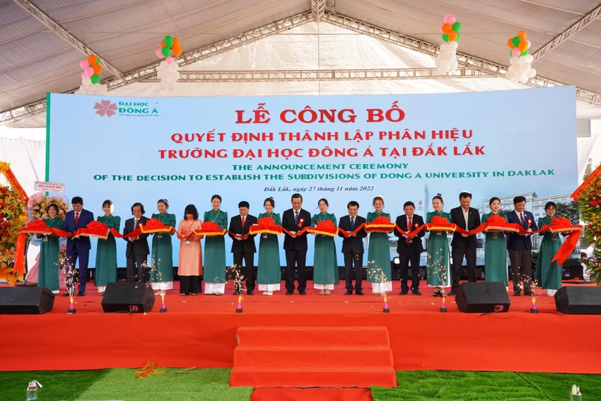 Các đại biểu tham dự lễ công bố quyết định thành lập phân hiệu Đại học Đông Á tại Đắk Lắk. Ảnh: HT Các đại biểu tham dự lễ công bố quyết định thành lập phân hiệu Đại học Đông Á tại Đắk Lắk. Ảnh: HT