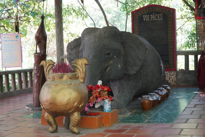Thờ voi ở huyện Buôn Đôn. Ảnh: HĐ Thờ voi ở huyện Buôn Đôn. Ảnh: HĐ