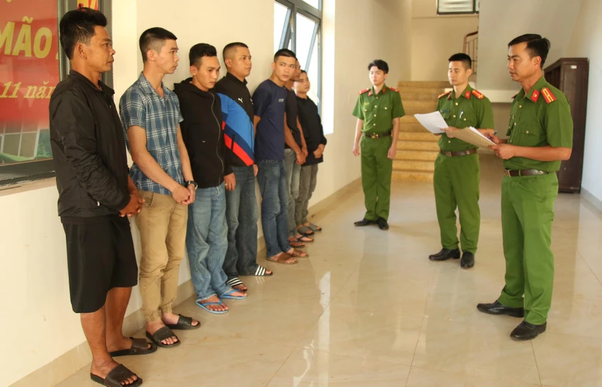 Cơ quan công an làm việc với nhóm đánh bạc của Nguyễn Văn Hưng và Nguyễn Hải. Ảnh: DQ Cơ quan công an làm việc với nhóm đánh bạc của Nguyễn Văn Hưng và Nguyễn Hải. Ảnh: DQ
