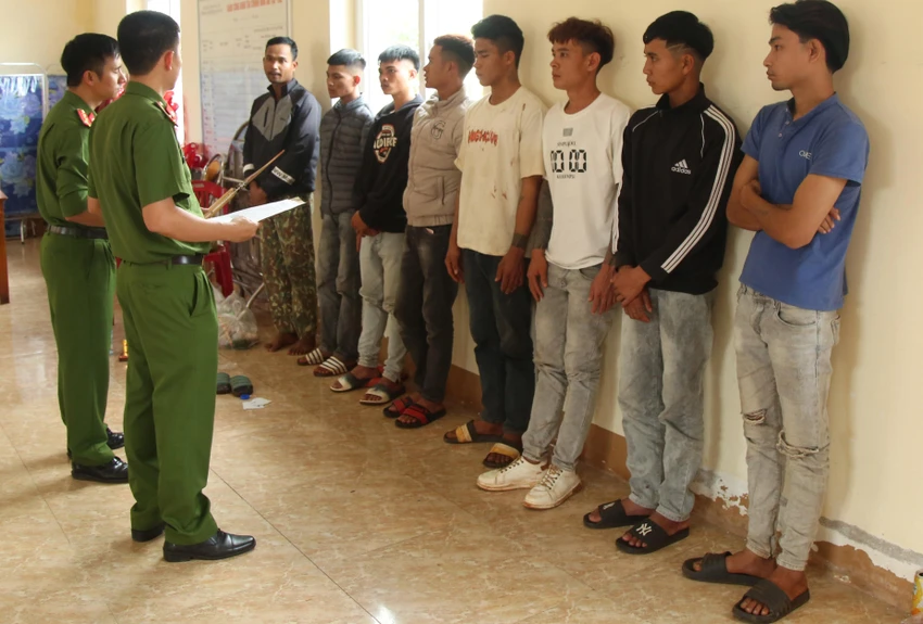 Công an làm việc với nhóm thanh niên hỗn chiến ở quán bi-a. ảnh: QD