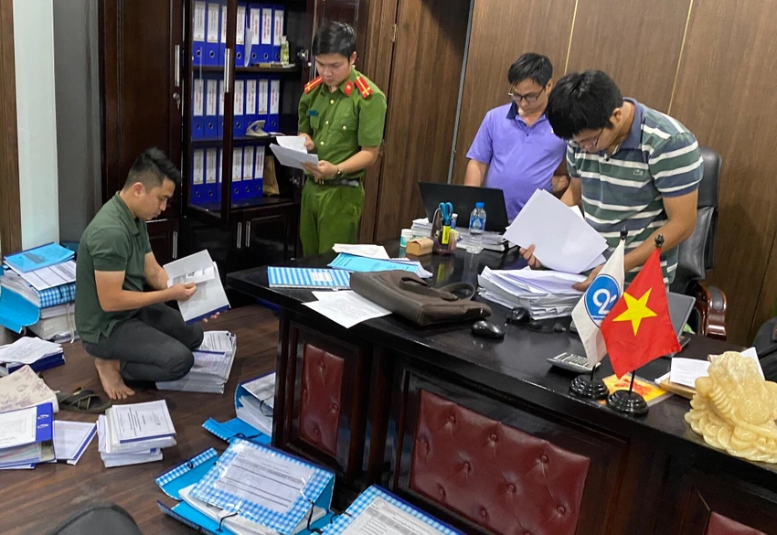 Cơ quan điều tra khám xét nơi làm việc tại trụ sở làm của Công ty Đường Việt. Ảnh: Công an cung cấp Cơ quan điều tra khám xét nơi làm việc tại trụ sở làm của Công ty Đường Việt. Ảnh: Công an cung cấp