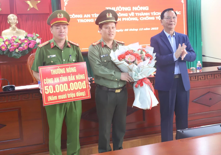 Ông Ngô Thanh Danh tặng thưởng Công an tỉnh Đắk Nông. Ảnh: CACC Ông Ngô Thanh Danh tặng thưởng Công an tỉnh Đắk Nông. Ảnh: CACC