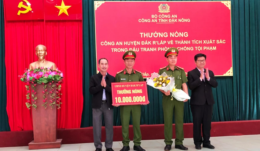 Lãnh đạo huyện Đắk R'lấp thưởng nóng cho cho Công an huyện Đắk R'lấp. Ảnh: Công an cung cấp Lãnh đạo huyện Đắk R'lấp thưởng nóng cho cho Công an huyện Đắk R'lấp. Ảnh: Công an cung cấp