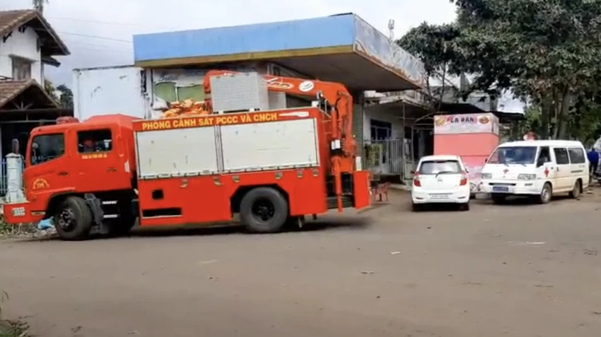Phương tiện lực lượng công an đến giải cứu nam thanh niên. Ảnh: CN