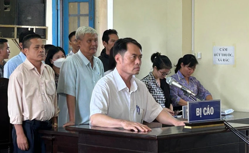 Bị cáo Nguyễn Hữu Quảng và những người có quyền lợi, nghĩa vụ liên quan tại phiên sơ thẩm. Ảnh: VŨ LONG Bị cáo Nguyễn Hữu Quảng và những người có quyền lợi, nghĩa vụ liên quan tại phiên sơ thẩm. Ảnh: VŨ LONG