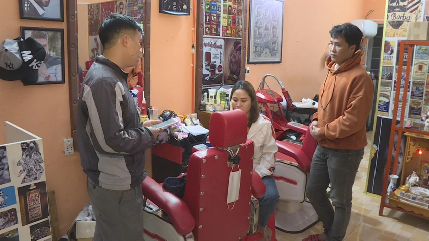 Công an làm việc với một số người liên quan. Ảnh: ĐS Công an làm việc với một số người liên quan. Ảnh: ĐS