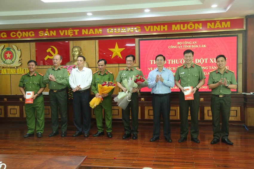 Đại diện lãnh đạo Công an tỉnh Đắk Lắk nhận trao thưởng từ lãnh đạo tỉnh. Ảnh: SĐ Đại diện lãnh đạo Công an tỉnh Đắk Lắk nhận trao thưởng từ lãnh đạo tỉnh. Ảnh: SĐ