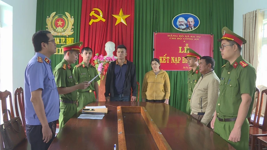 Cơ quan điều đọc các quyết định khởi tố, bắt tạm giam ông Y Sit H’môk. Ảnh: AX Cơ quan điều đọc các quyết định khởi tố, bắt tạm giam ông Y Sit H’môk. Ảnh: AX