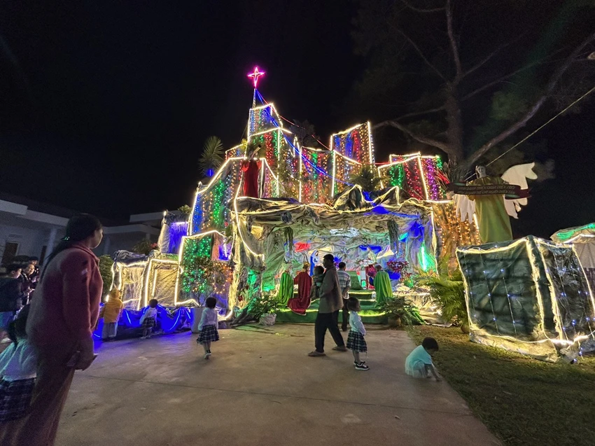 Không khí chuẩn bị đón Noel của giáo dân ở huyện Đắk Mil. Ảnh: VŨ LONG Không khí chuẩn bị đón Noel của giáo dân ở huyện Đắk Mil. Ảnh: VŨ LONG