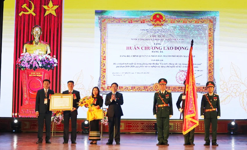 TP Buôn Ma Thuột đón nhận Huân chương Lao động hạng Ba của Chủ Tịch nước. Ảnh: TT TP Buôn Ma Thuột đón nhận Huân chương Lao động hạng Ba của Chủ Tịch nước. Ảnh: TT