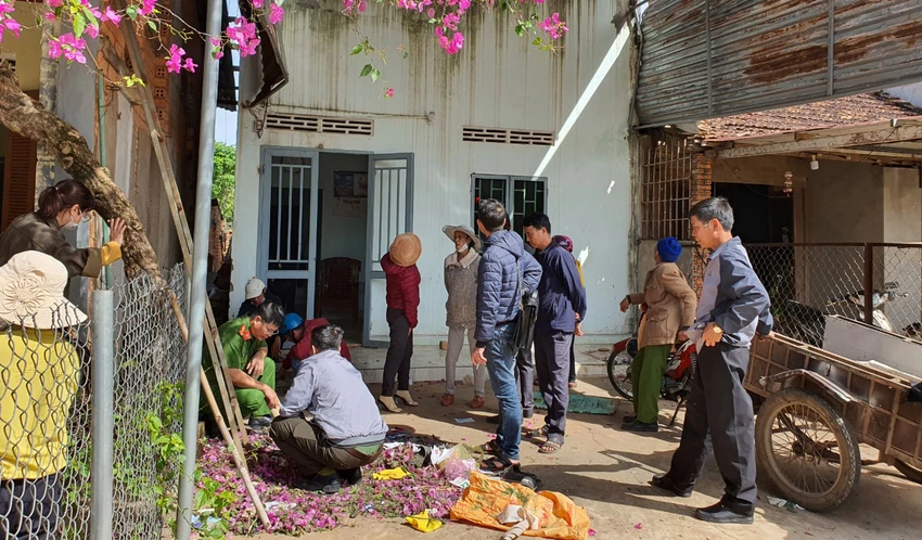 Lực lượng chức năng đang khám nghiệm hiện trường. Ảnh: NC Lực lượng chức năng đang khám nghiệm hiện trường. Ảnh: NC