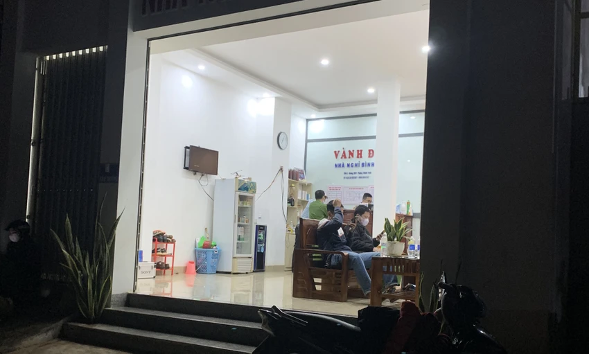 Cơ quan công an làm việc tại nơi xảy ra vụ việc. Ảnh: TD