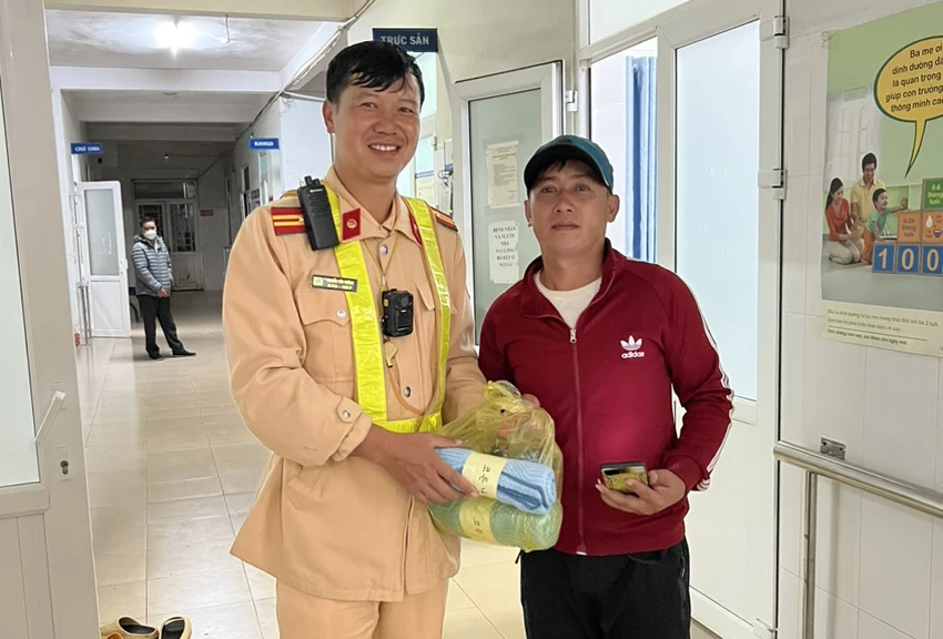 Thiếu tá Nguyễn Văn Cường người trực tiếp điều khiển xe đặc chủng của lực lượng CSGT đưa vợ anh Chinh đi cấp cứu. Ảnh: Người dân cung cấp