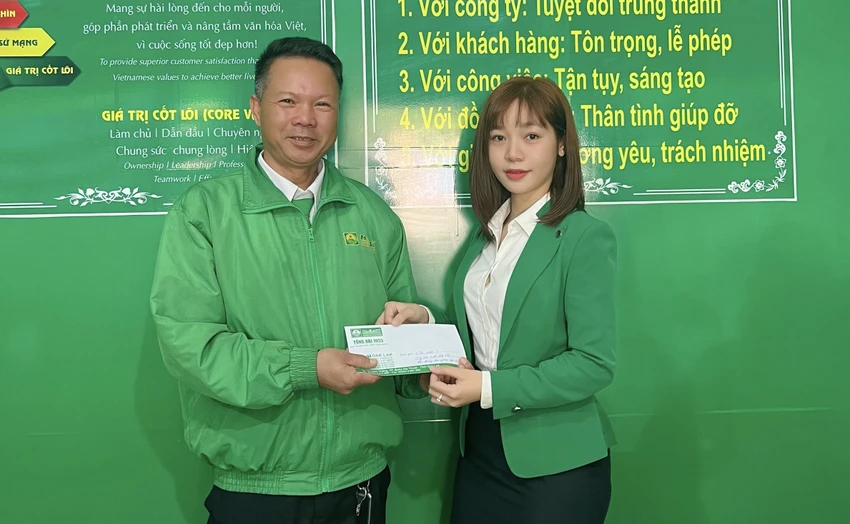 Tặng thưởng cho tài xế Lê Trung Dũng. Ảnh: QS thưởng tài xế Mai Linh trả lại vàng cho khách