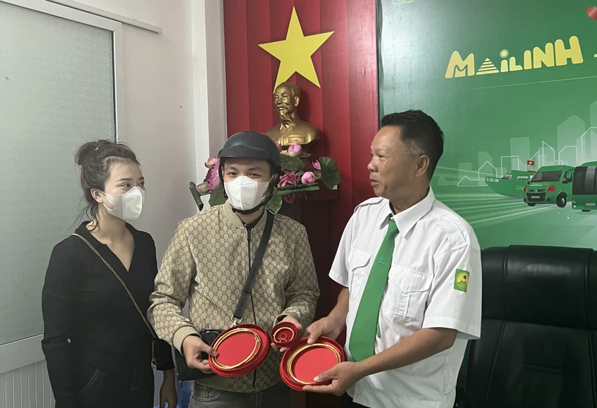 tài xế mai linh trả lại vàng cho hành khách Tài xế Lê Trung Dũng trả lại 1,8 cây vàng cho hành khách. Ảnh: QS
