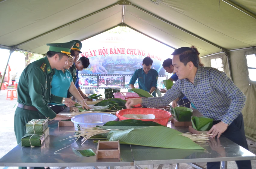 Gói bánh chưng tặng người dân vùng biên giới. Ảnh: Ngọc Lân Xuân biên phòng, ấm lòng dân bản