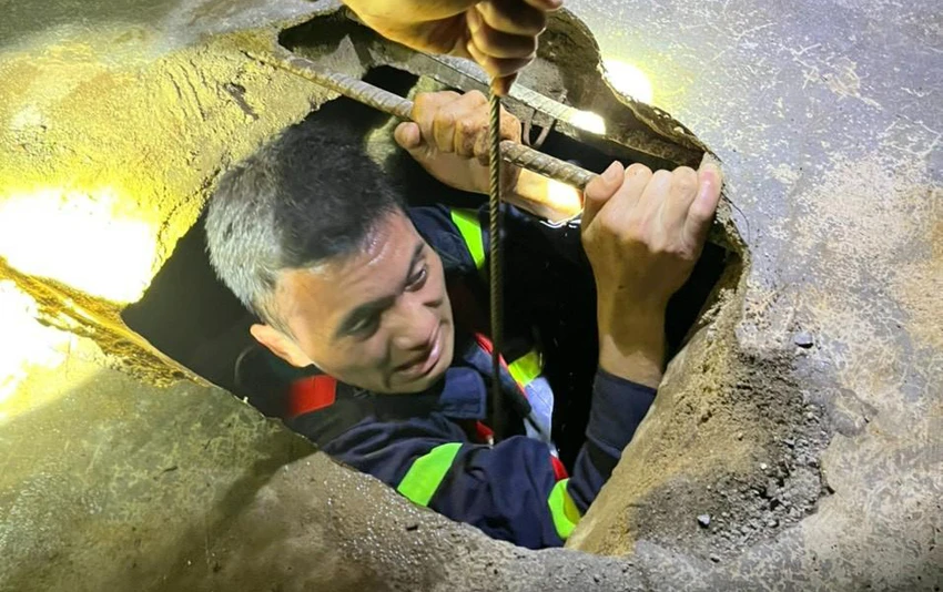 Cảnh sát xuống giếng sâu để giải cứu cháu bé. Ảnh: Công an cung cấp