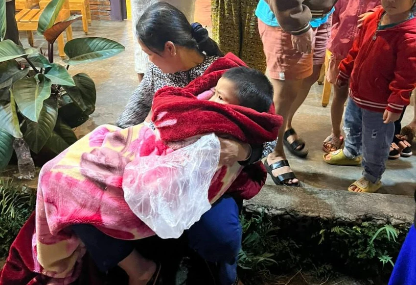 Cháu bé được đưa lên an toàn. Ảnh: Công an cung cấp