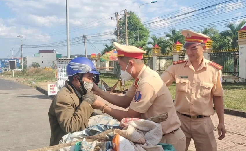 CSGT phát mũ cho người dân đi đường. Ảnh: MQ CSGT phát mũ cho người dân đi đường. Ảnh: MQ