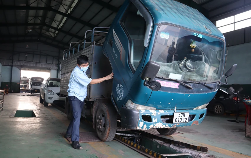 Kiểm định một phương tiện tại Trung tâm Đăng kiểm 47-03D . Ảnh: AX