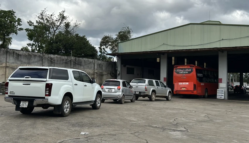 Các phương tiện BKS ở TP.HCM kiểm định tại tỉnh Đắk Lắk. Ảnh: VŨ LONG