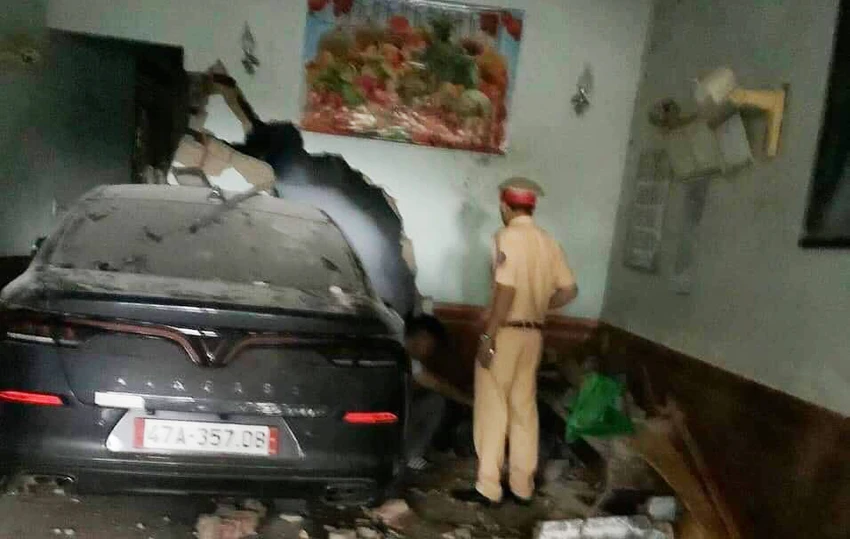 Hiện trường vụ tai nạn giao thông hôm 24-1 (tức mùng Ba Tết), người điều khiển ô tô say xỉn tông vào nhà dân khiến một người tử vong. Ảnh: NC Hiện trường vụ tai nạn giao thông hôm 24-1 (tức mùng Ba Tết), người điều khiển ô tô say xỉn tông vào nhà dân khiến một người tử vong. Ảnh: NC