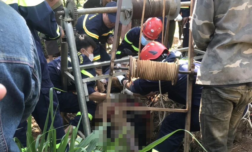 Lực lượng cứu hộ đưa thi thể cháu bé bốn tuổi lên khỏi giếng. Ảnh: NH Lực lượng cứu hộ đưa thi thể cháu bé bốn tuổi lên khỏi giếng. Ảnh: NH