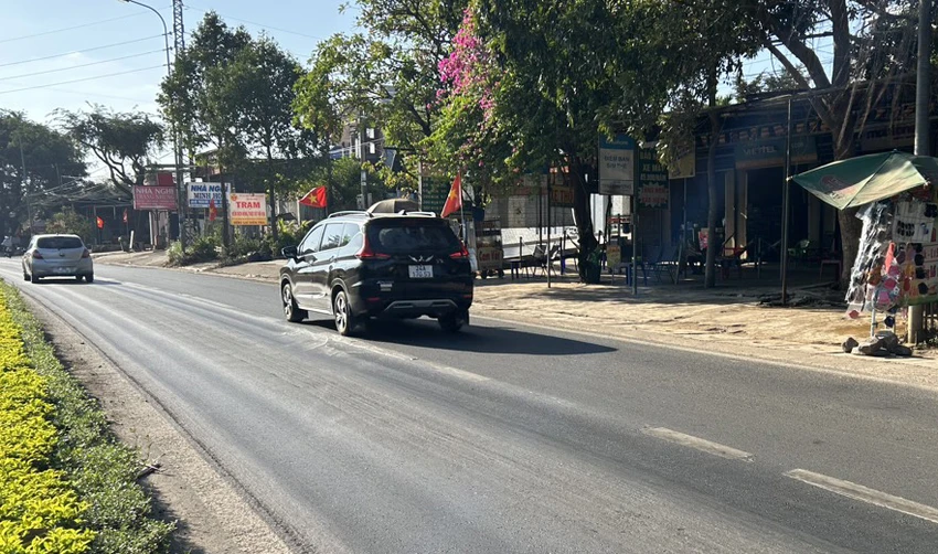 Đoạn đường thuộc dự án của Công ty Toàn Mỹ 14 làm chủ đầu tư bị xuống cấp chưa được sửa chữa. Ảnh: VŨ LONG