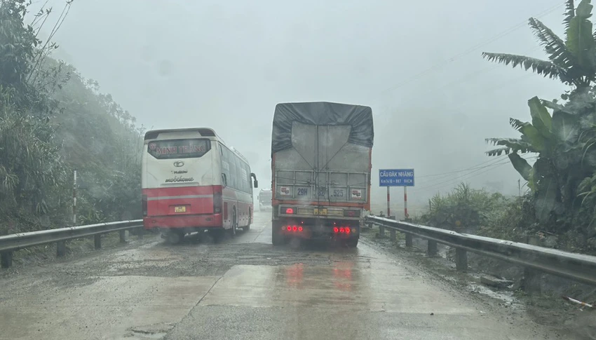 Các phương tiện di chuyển trên đèo Lò Xo. Ảnh: VŨ LONG