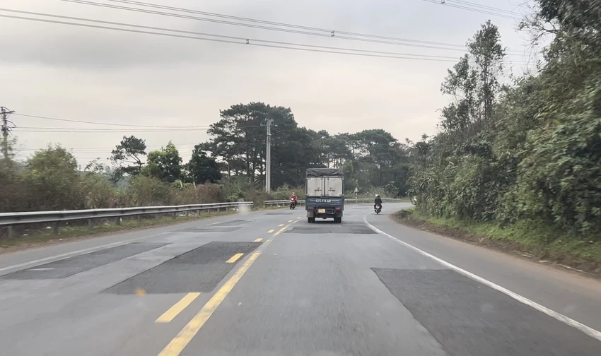 Hiện trạng Quốc lộ 14 đoạn từ huyện Ea Hleo về huyện Krông Búk (Đắk Lắk). Ảnh: VŨ LONG