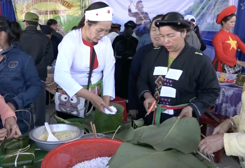 Gói bánh chưng tại lễ hội. Ảnh: NY Gói bánh chưng tại lễ hội. Ảnh: NY