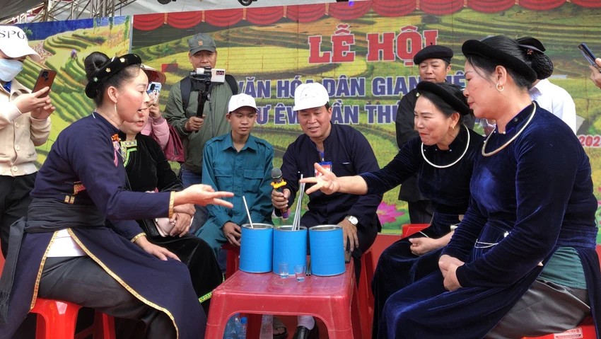 Một trò chơi tại lễ hội. Ảnh: HC Một trò chơi tại lễ hội. Ảnh: HC