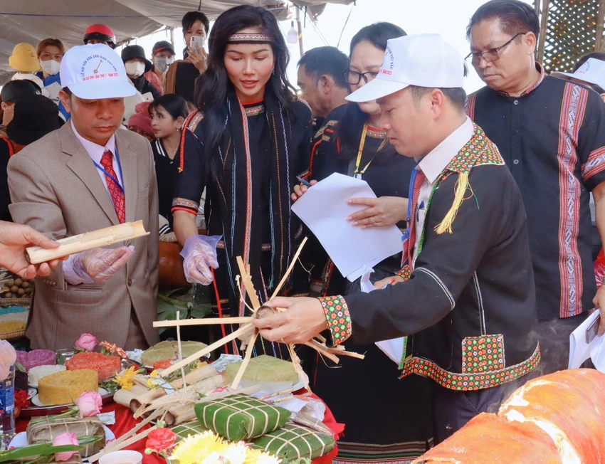 Hoa hậu H'Hen Niê tham gia thưởng thức ẩm thực tại lễ hội. Ảnh: HC Hoa hậu H'Hen Niê tham gia thưởng thức ẩm thực tại lễ hội. Ảnh: HC