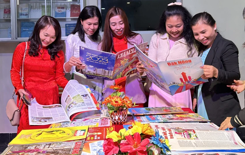 Bạn đọc xem ấn phẩm báo Pháp Luật TP.HCM và Báo Đắk Nông Xuân Quý Mão 2023. Ảnh: VŨ LONG