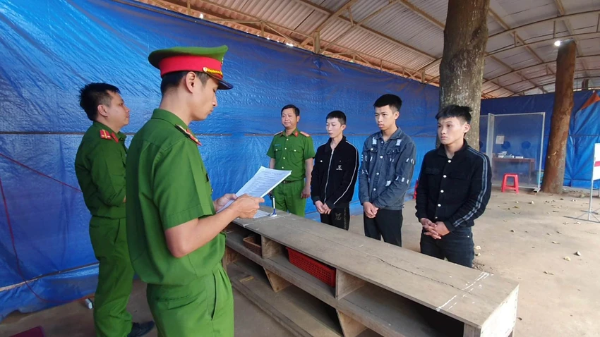 Cơ quan công an đọc lệnh bắt ba thanh niên. Ảnh: SĐ