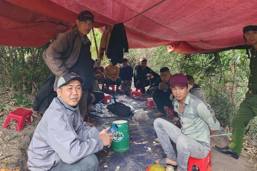 Hiện trường vụ đánh bạc. Ảnh: AX Hiện trường vụ đánh bạc. Ảnh: AX