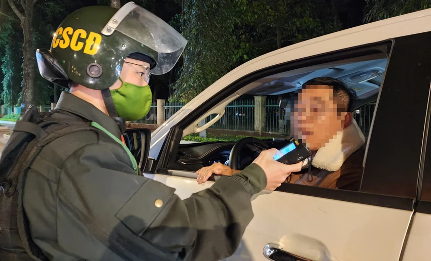 Lực lượng chức năng tỉnh Quảng Ngãi kiểm tra nồng độ cồn các phương tiện. Ảnh: AX Lực lượng chức năng tỉnh Quảng Ngãi kiểm tra nồng độ cồn các phương tiện. Ảnh: AX