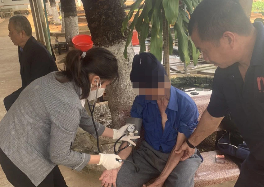 Khám sức khỏe cho người già lang thang xin ăn ở trung tâm bảo trợ xã hội. Ảnh: AX Khám sức khỏe cho người già lang thang xin ăn ở trung tâm bảo trợ xã hội. Ảnh: AX