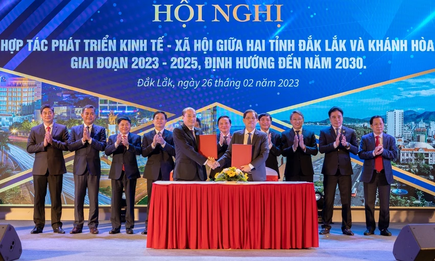 Lãnh đạo hai tỉnh Đắk Lắk và Khánh Hòa ký biên bản thỏa thuận. Ảnh: HG Lãnh đạo hai tỉnh Đắk Lắk và Khánh Hòa ký biên bản thỏa thuận. Ảnh: HG
