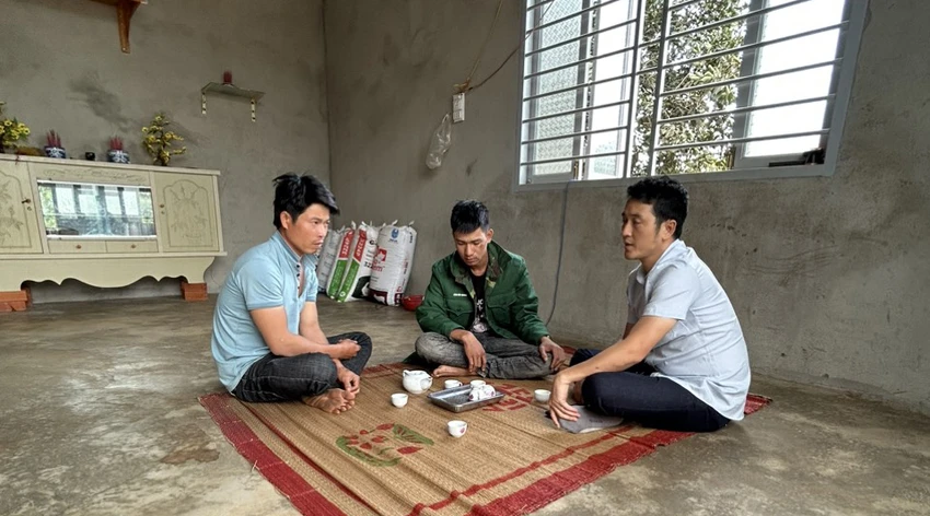 Anh Hoàng Văn Thân (ngoài cùng bên trái) chia sẻ với PV. Ảnh: VŨ LONG Anh Hoàng Văn Thân (ngoài cùng bên trái) chia sẻ với PV. Ảnh: VŨ LONG
