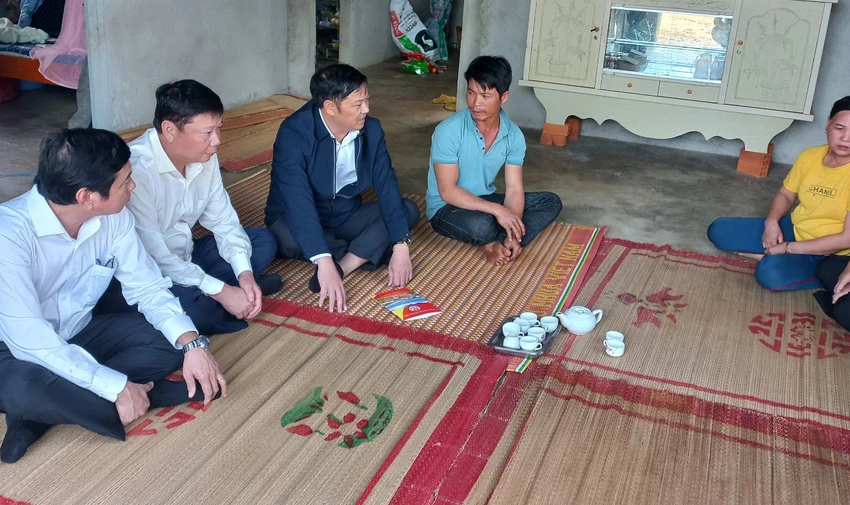 Lãnh đạo tỉnh Đắk Nông và huyện Đắk Mil thăm hỏi gia đình anh Hoàng Văn Thân. Ảnh: VŨ LONG Lãnh đạo tỉnh Đắk Nông và huyện Đắk Mil thăm hỏi gia đình anh Hoàng Văn Thân. Ảnh: VŨ LONG