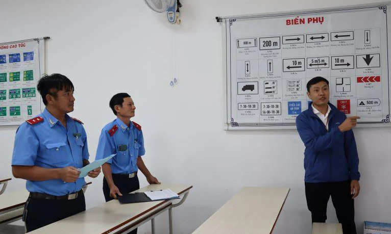 Thanh tra Sở GTVT Đắk Lắk làm việc tại Trường trung cấp Tây Nguyên. Ảnh: HT