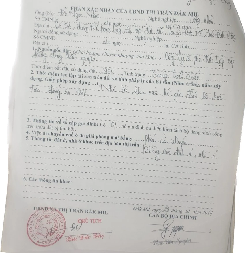 UBND thị trấn Đắk Mil xác nhận thực trạng đất của gia đình ông Đỗ Ngọc Vương. Ảnh: VŨ LONG UBND thị trấn Đắk Mil xác nhận thực trạng đất của gia đình ông Đỗ Ngọc Vương. Ảnh: VŨ LONG