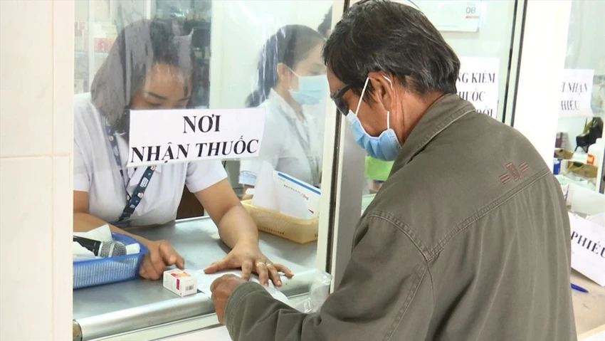 Người dân mua thuốc chữa bệnh ở quầy thuốc BV Đa khoa vùng Tây Nguyên. Ảnh: BT