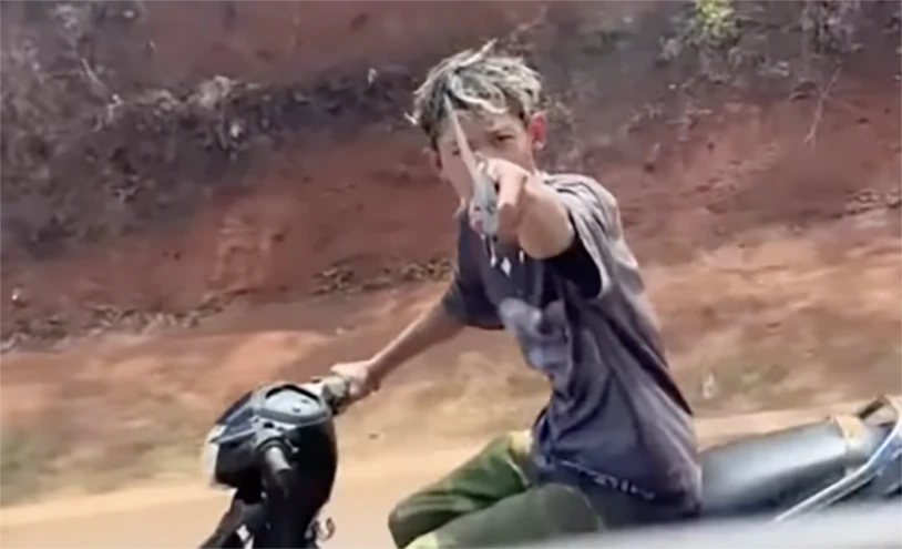 Y Lam Ađrơng dùng mã tấu đe dọa, tấn công phương tiện đi đường. Ảnh cắt từ clip Y Lam Ađrơng dùng mã tấu đe dọa, tấn công phương tiện đi đường. Ảnh cắt từ clip