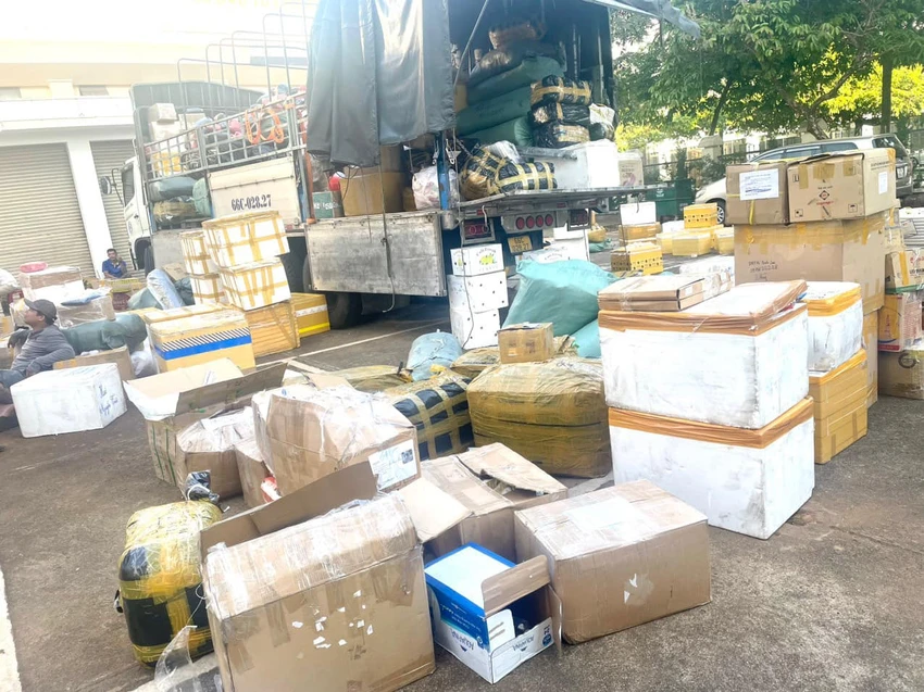 Nhiều mặt hàng không rõ nguồn gốc. Ảnh: AX