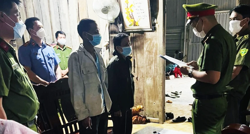 Cơ quan điều tra đọc lệnh khám xét, bắt bị can Dương Văn Trường. Ảnh: AX Cơ quan điều tra đọc lệnh khám xét, bắt bị can Dương Văn Trường. Ảnh: AX