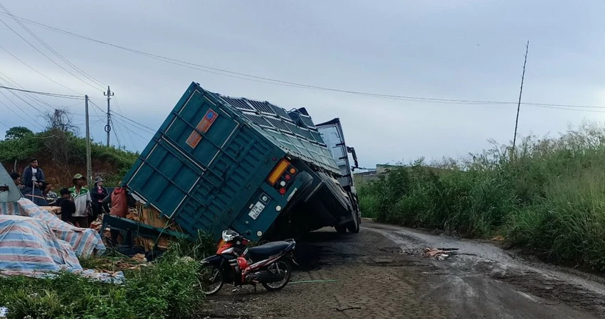Một vụ lật xe trên đường huyện 0.75a. Ảnh: LX Một vụ lật xe trên đường huyện 0.75a. Ảnh: LX
