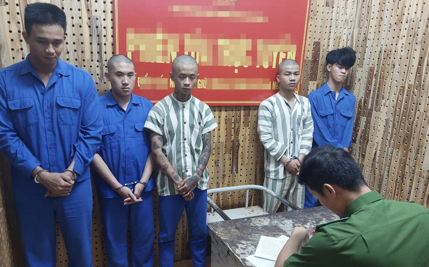 Nhóm thanh niên tại cơ quan công an. Ảnh: MQ Nhóm thanh niên tại cơ quan công an. Ảnh: MQ
