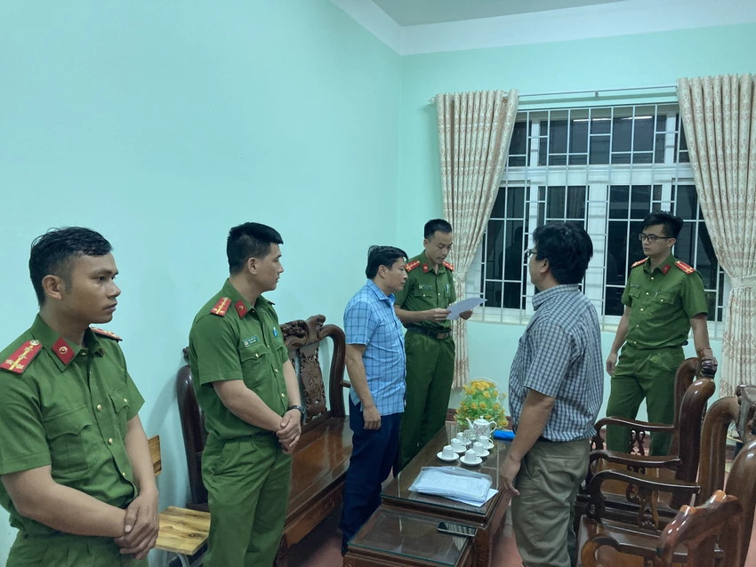 Cơ quan công an đọc quyết định khởi tố, lệnh bắt tạm giam ông Nguyễn Phi Hùng. Ảnh: MQ